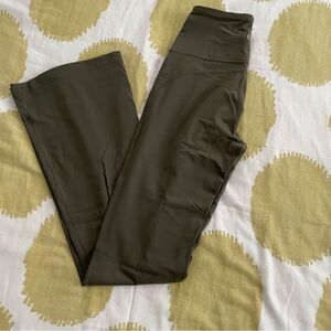 lululemon groove pants size 6 army green